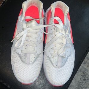 Nike huaraches LIKE NEW.